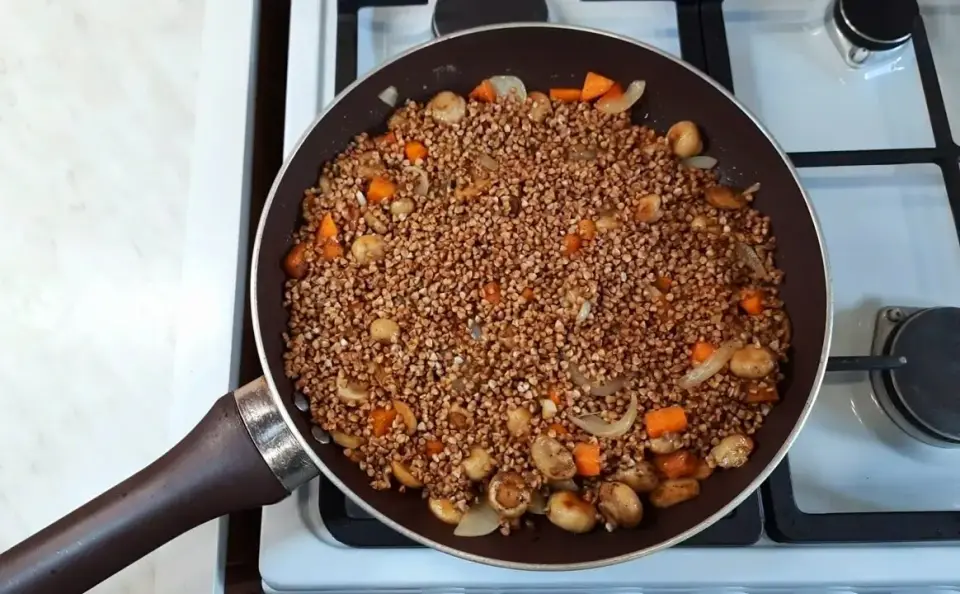 Grikių kepimas keptuvėje