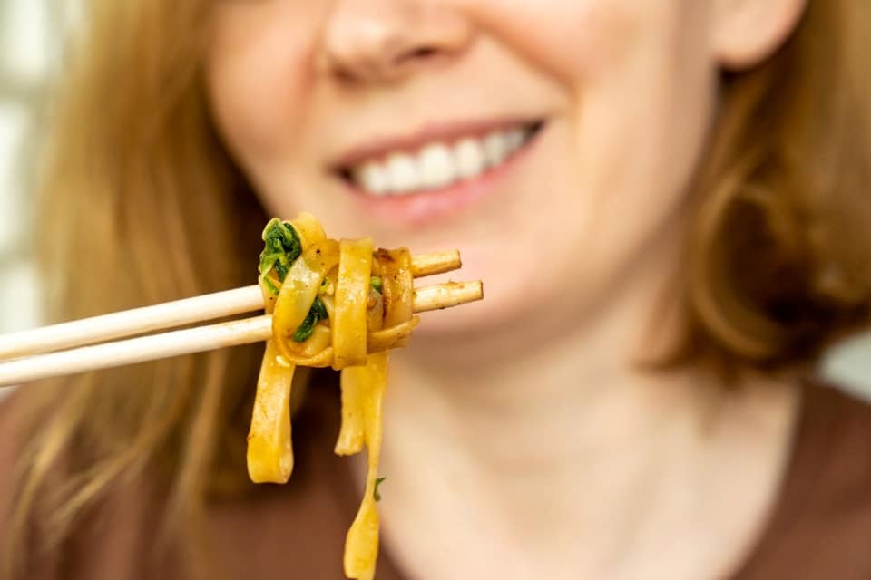 Valgymas su lazdelėmis