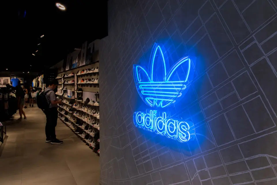 Adidas prekės ženklas / 2p2play / Shutterstock.com