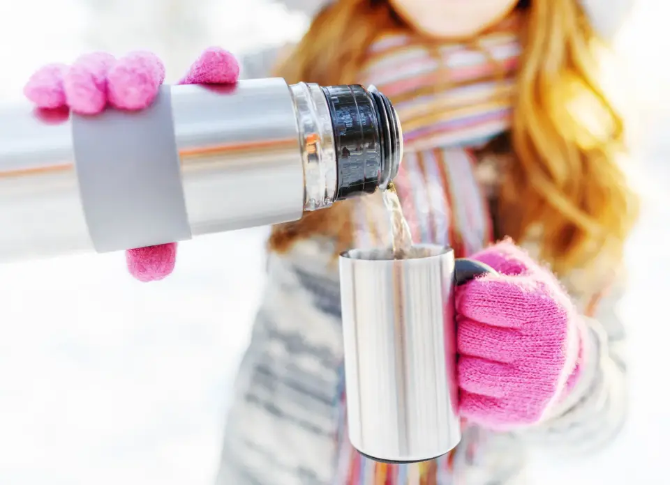 Šilta arbata šaltą žiemos vakarą