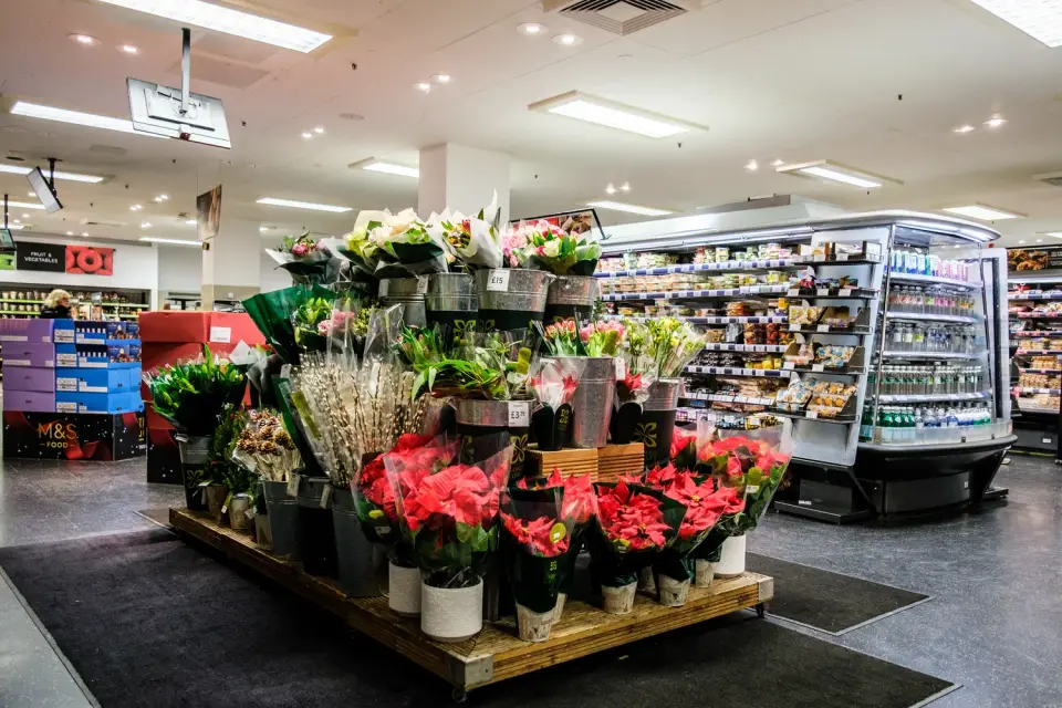 Gėlių galima nusipirkti prekybos centre / Richard M Lee / Shutterstock.com