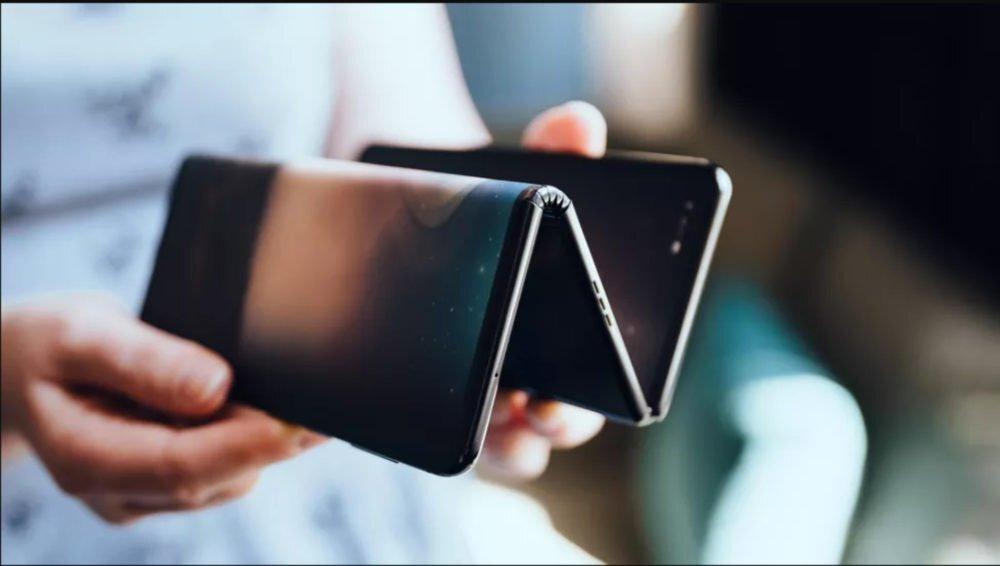 Samsung isleis plansetini kompiuteri su lanksciu ekranu