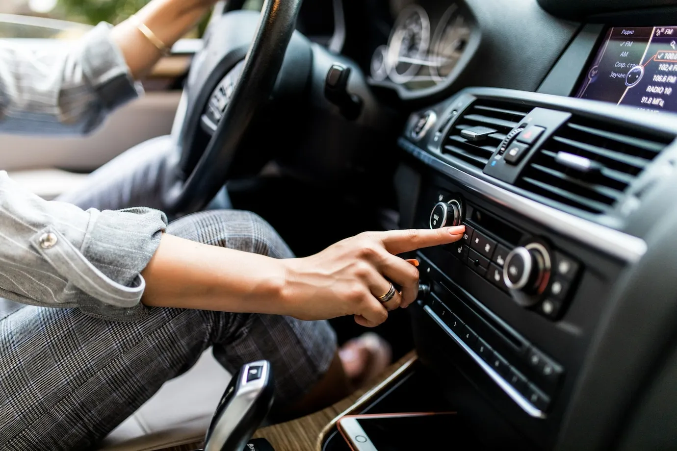 Kokios muzikos pavojingiausia klausytis vairuojant automobilį