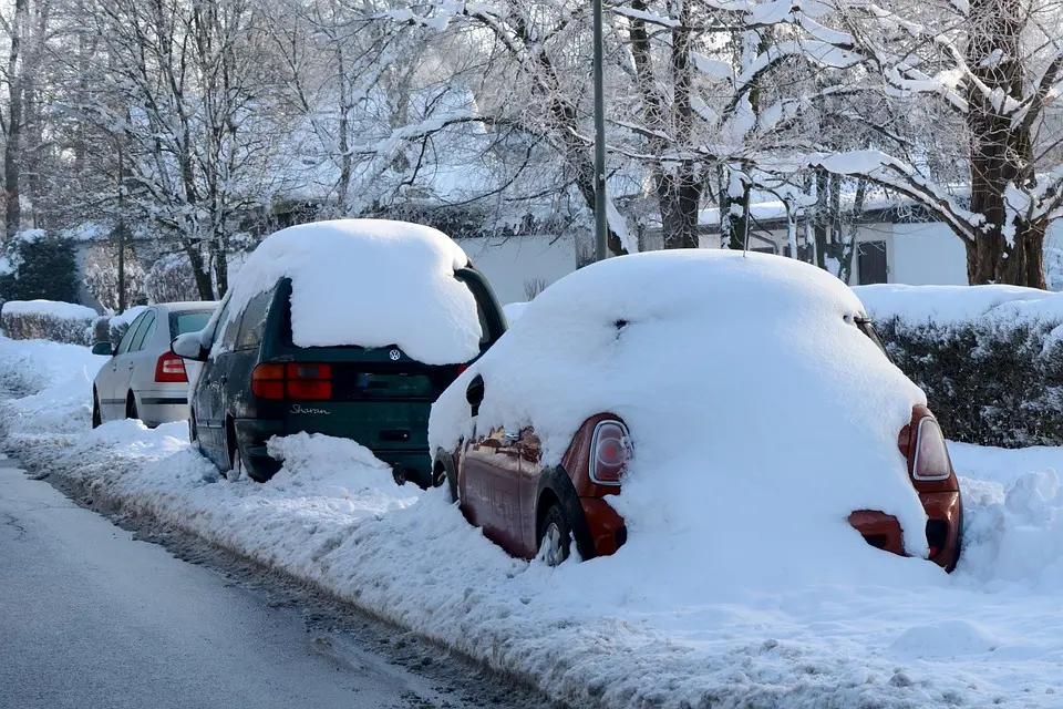 ziema apsnige automobiliai