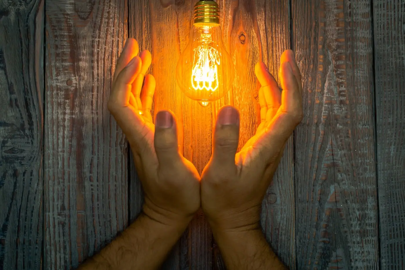 Kaip taupyti elektros energija biure ir namuose