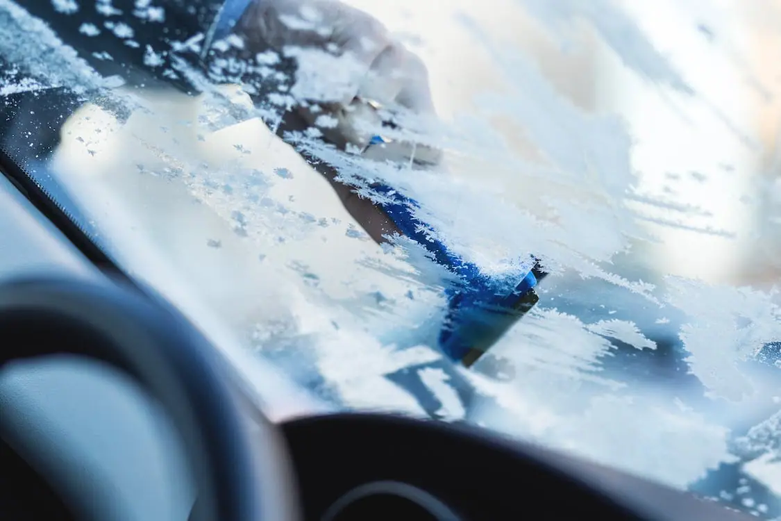 Automobilio stiklas pasidengęs ledu