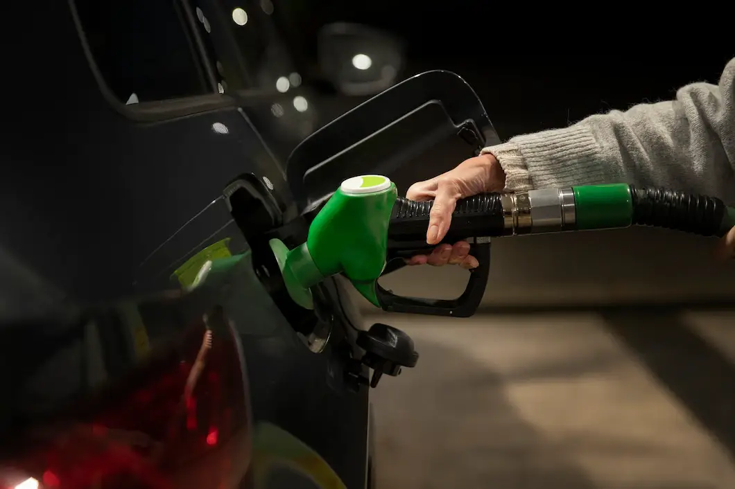 Benzino pylimas į automobilį