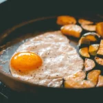 Įkaitinta keptuvė su teflonu