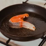 Kepama žuvis keptuvėje