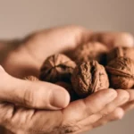 Graikinių riešutų kevalų valymas