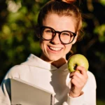 Prinokusių obuolių skynimas