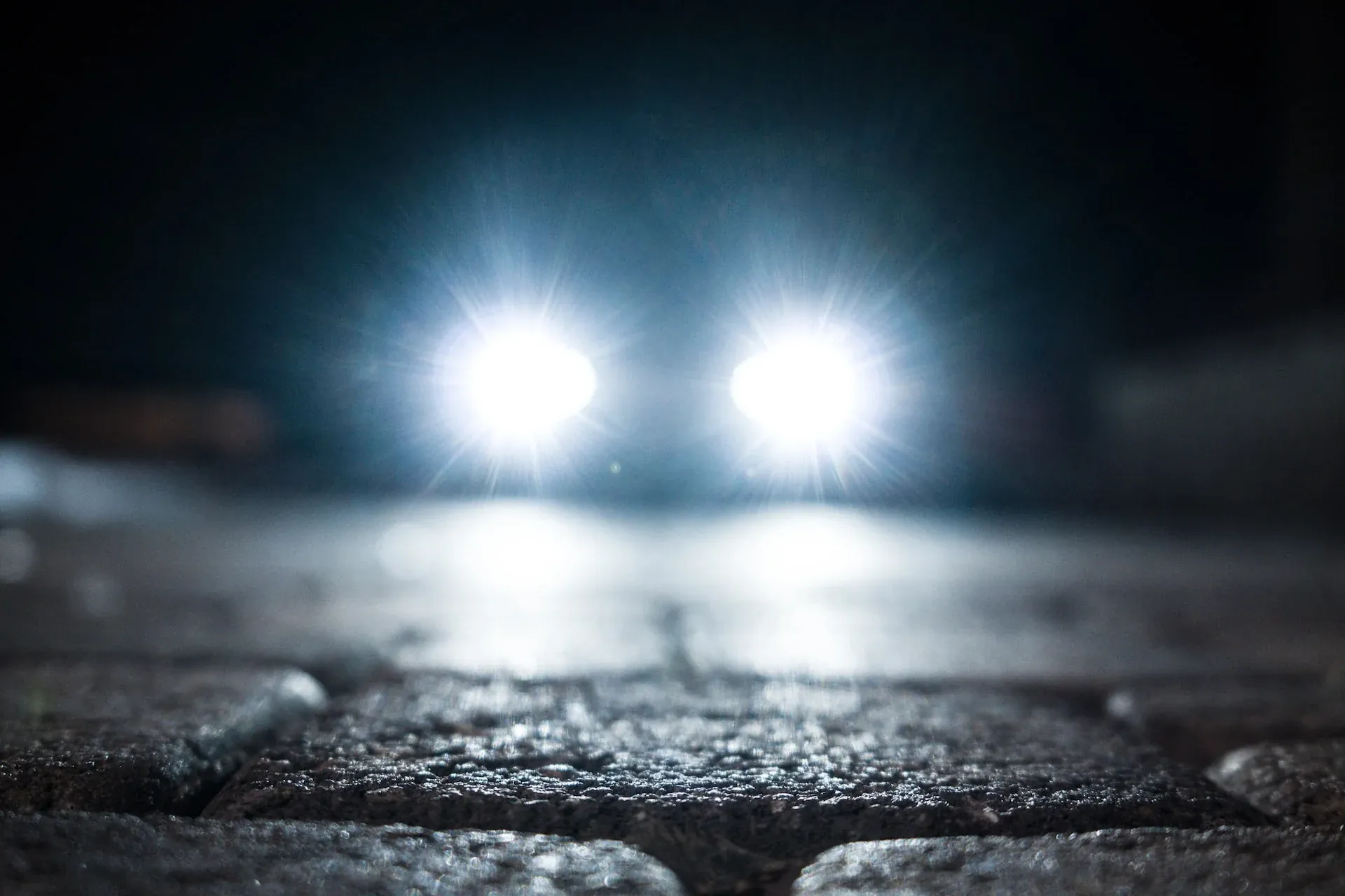 Akinanti automobilio žibintų šviesa