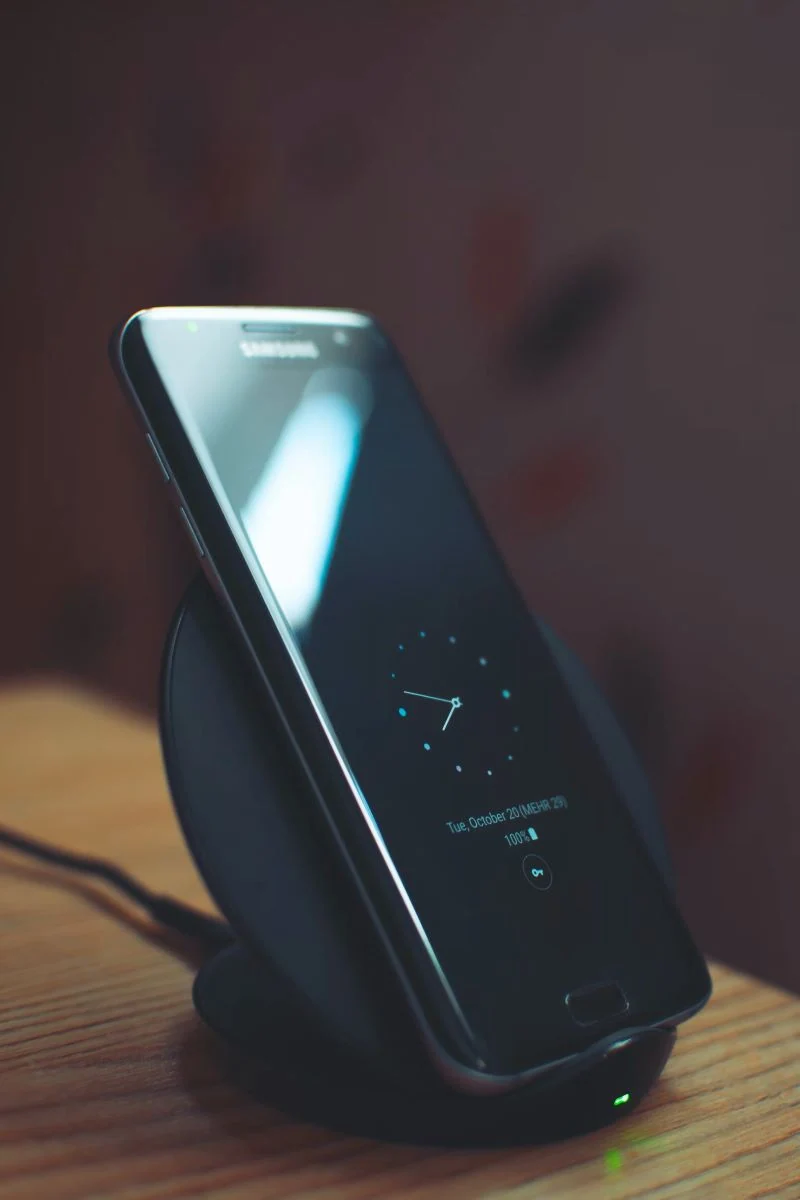 Bevielis telefono įkrovimas stove