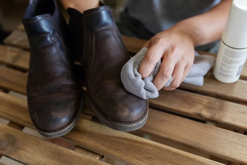 Kaip nuvalyti batus nuo druskos ir baltų dėmių