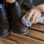 Kaip nuvalyti batus nuo druskos ir baltų dėmių