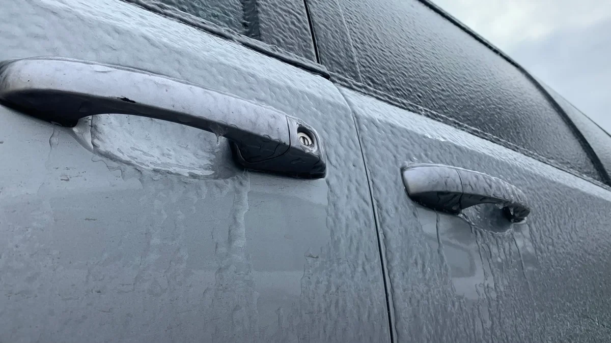 Užšąlusios automobilio durelės
