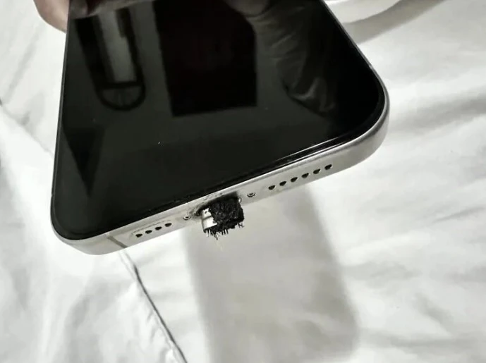 iPhone 15 Pro Max išsilydžiusi jungtis
