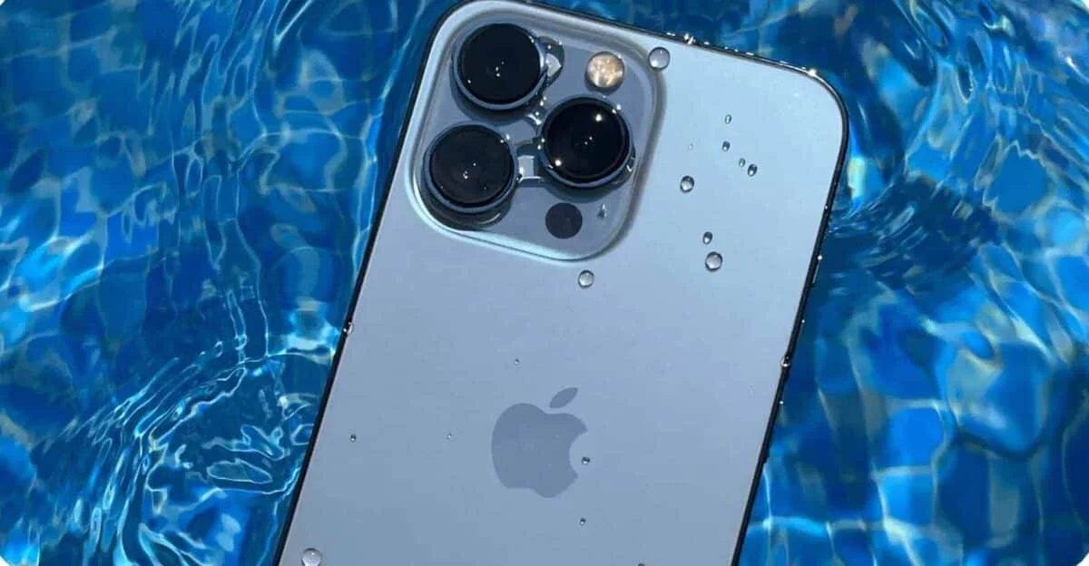 iPhone telefonas vandenyje