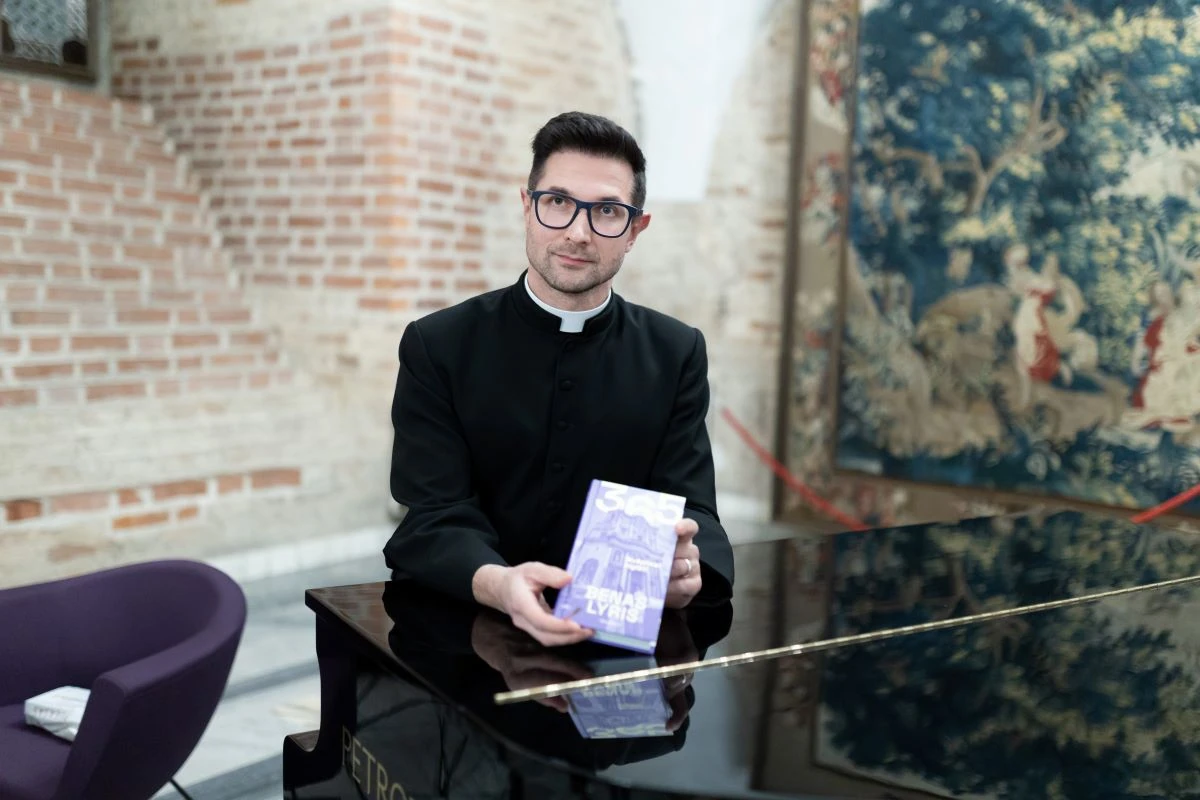 Į knygą „365 įkvėpimai mylėti“ B. Lyris sudėjo mintis apie ramybę, laiką, drąsą, meilę ir gyvenimą. Mikos Savičiūtės nuotr.