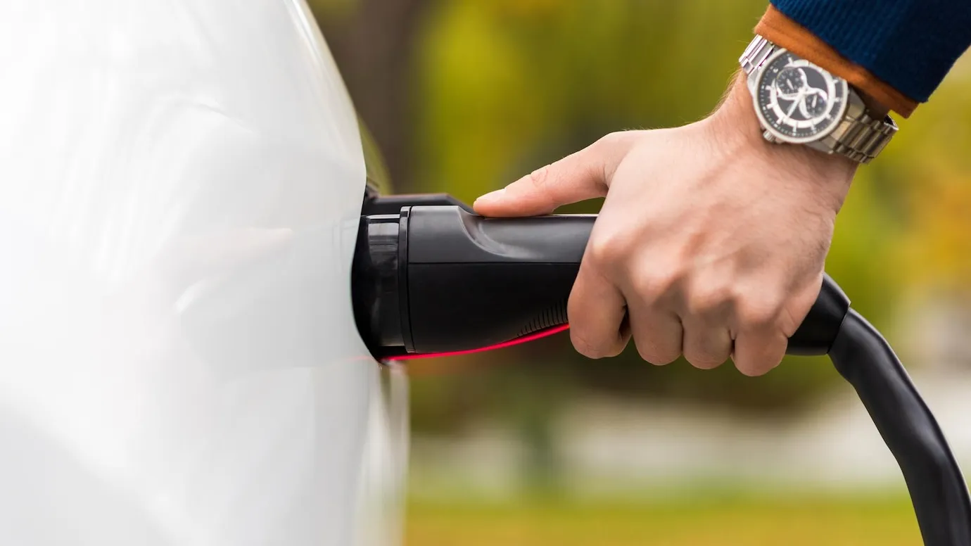 Labiausiai paplitę mitai apie elektromobilius