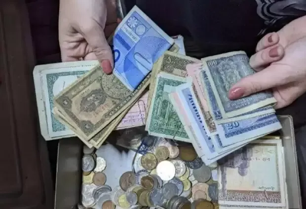 Seifo viduje esantys daiktai ir pinigai