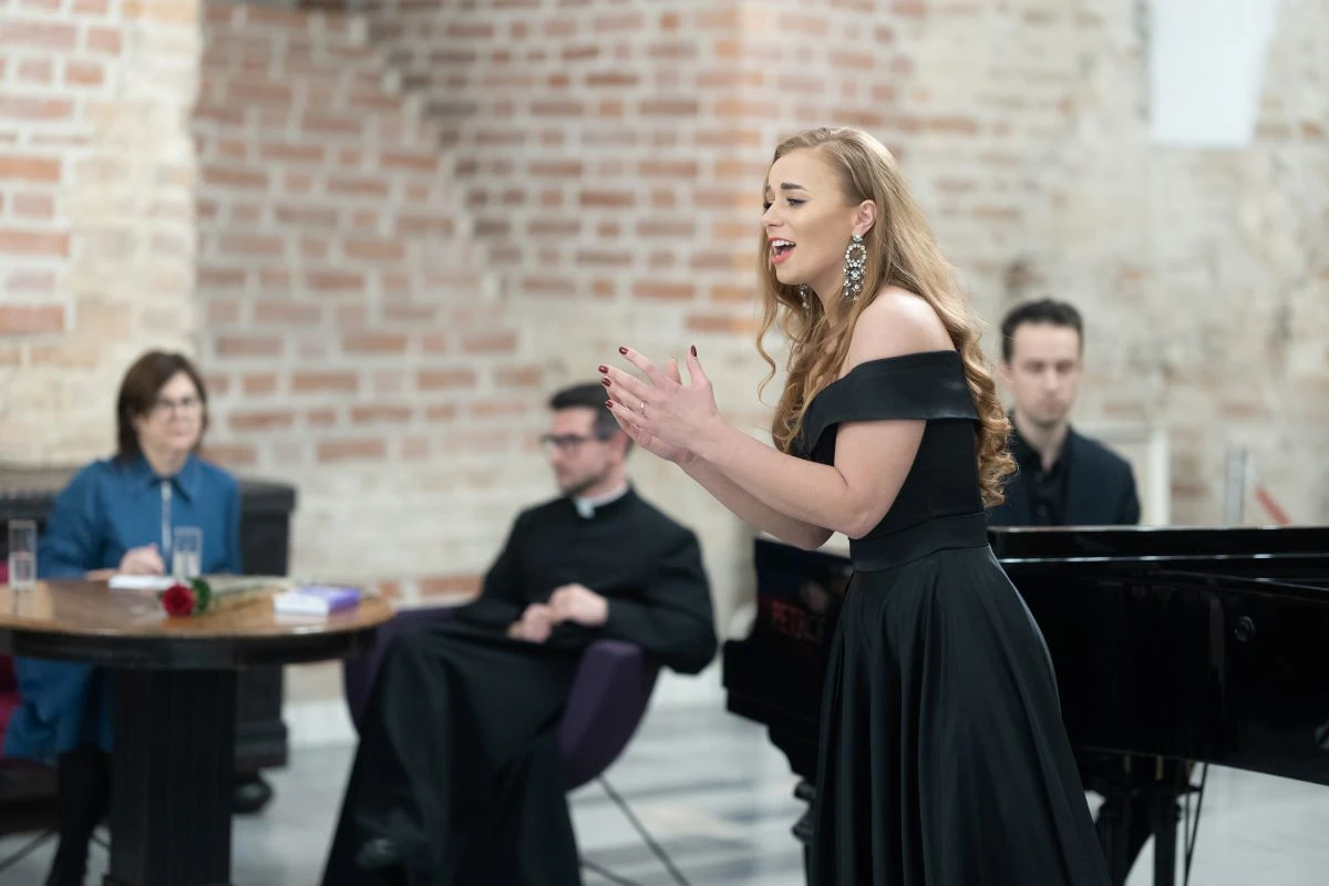 Svečiai galės išgirsti operos solistės Oksanos Auškalnytės-Mockuvienės atliekamas dainas bei pianisto Viktoro Urbio muziką. Mikos Savičiūtės nuotr.