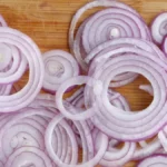 Svogūnų paruošimas salotoms