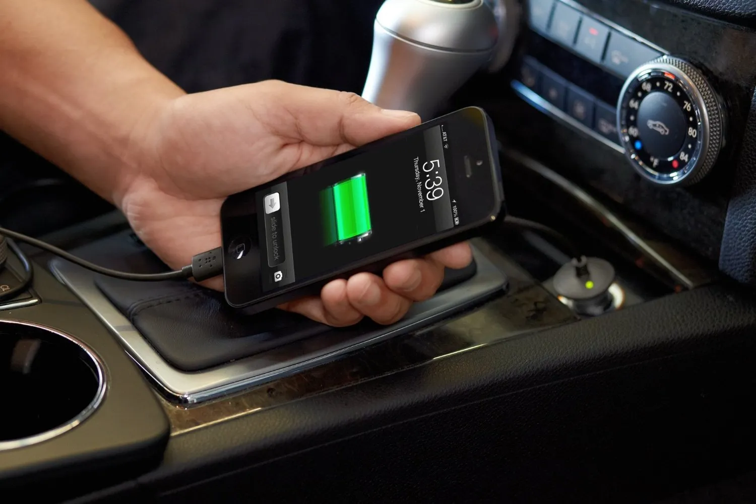 Telefono įkrovimas automobilyje