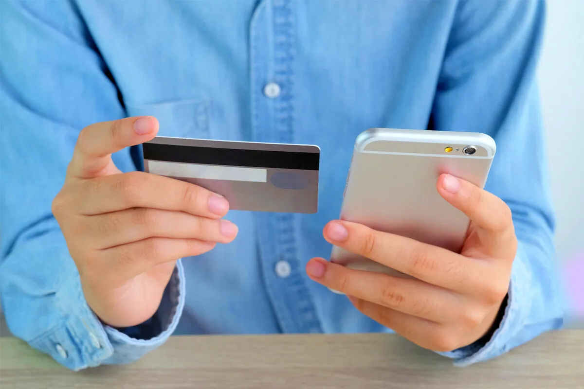 Banko kortelė gali išsimagnetinti po išmaniojo telefono dėklu