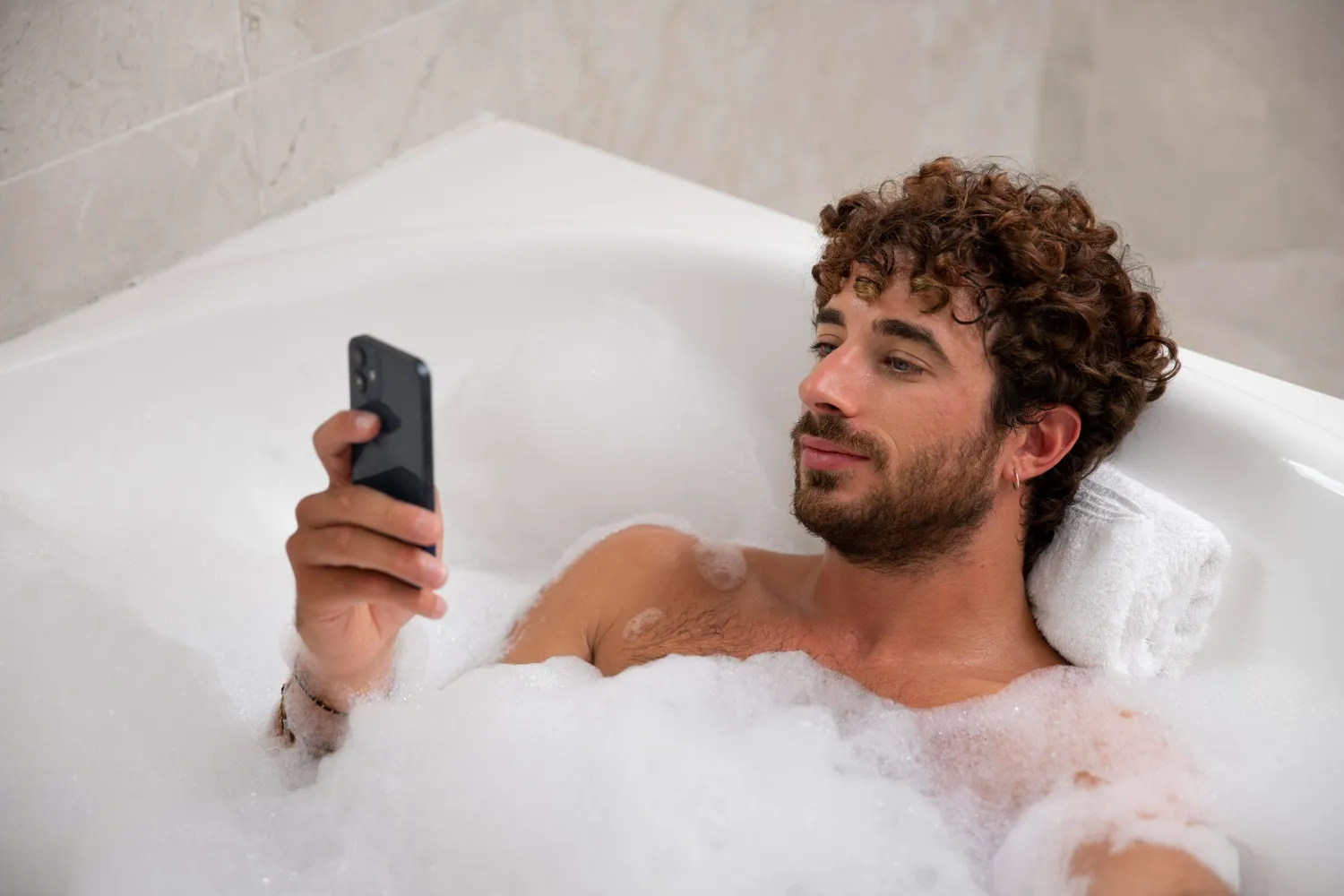 Ką daryti, jei telefonas įkrito į vandenį