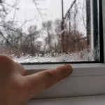 Kondensatas ant langų rėmų