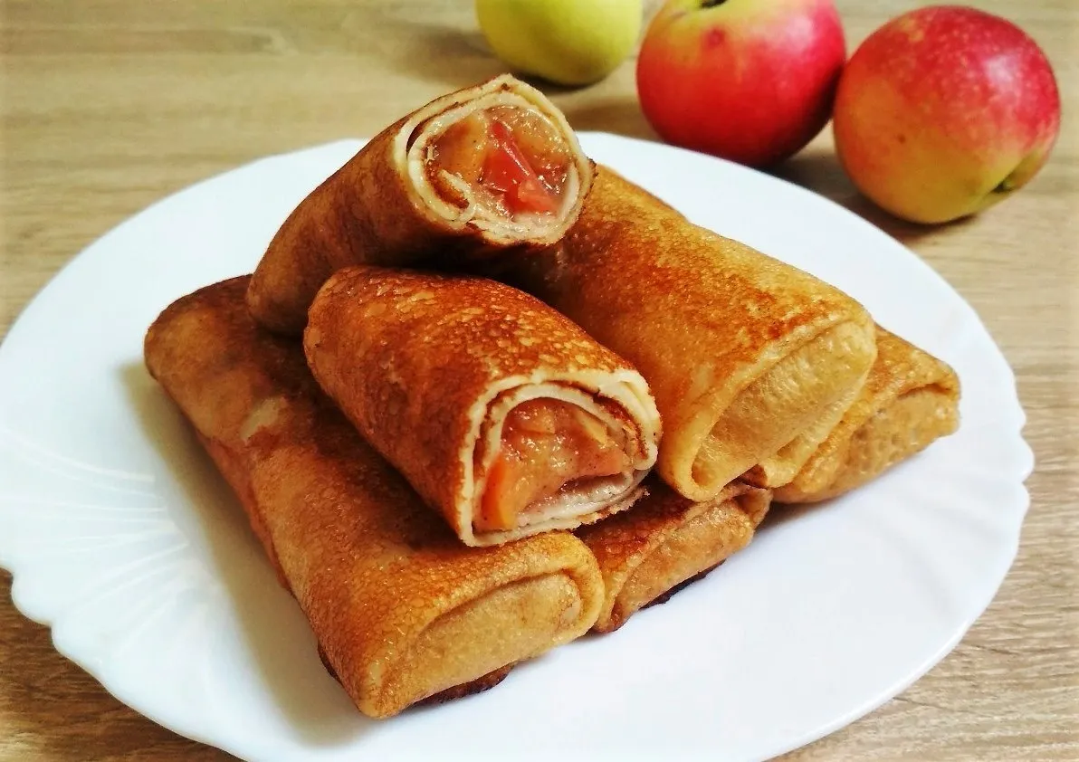 Lietiniai blynai su obuoliais ir cinamonu