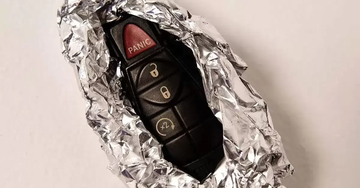 Automobilio raktelis folijoje