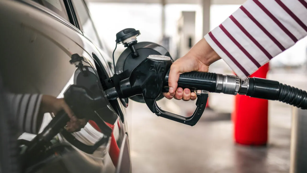 Ką daryti, jei vairuotojas vietoj benzino į degalų baką įpylė dyzelino