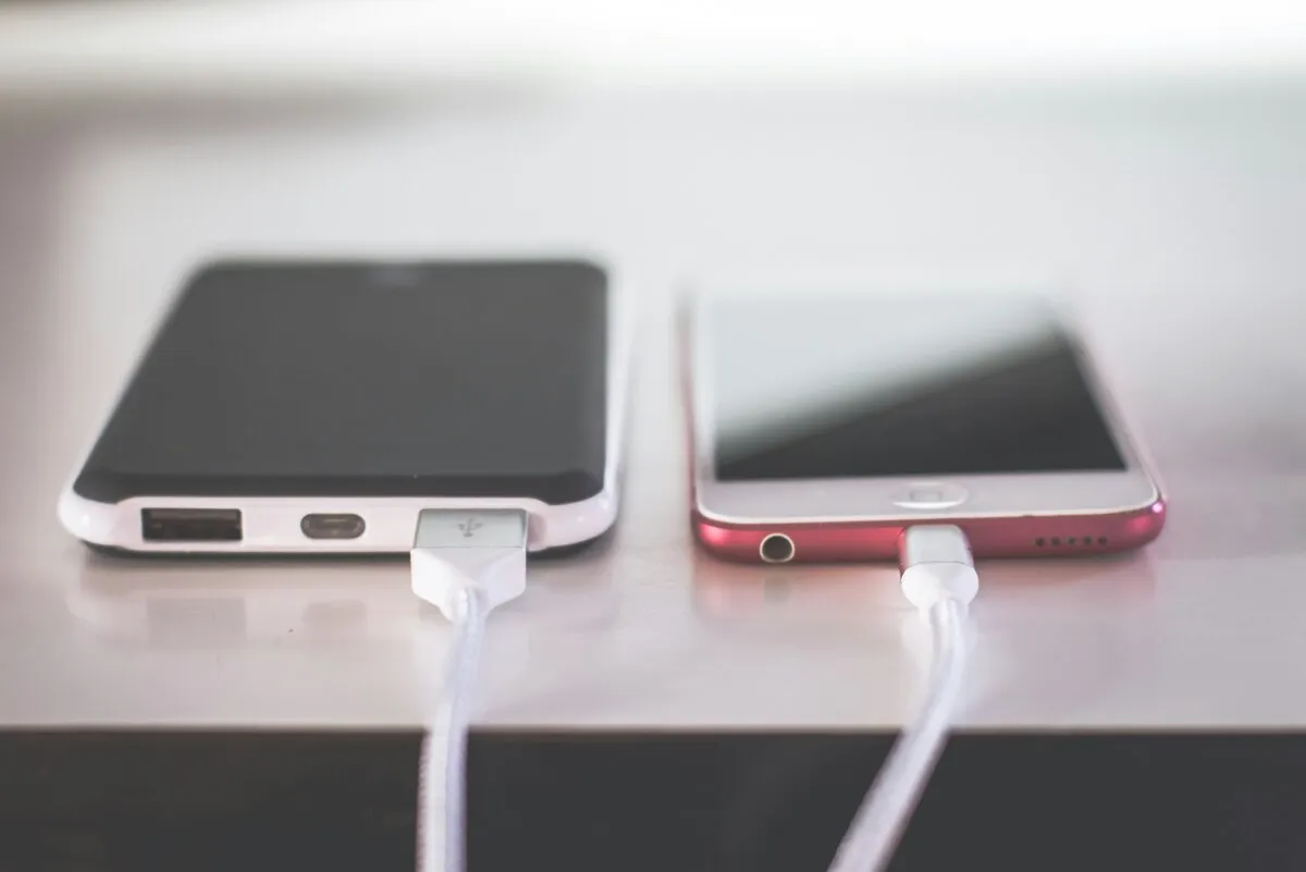 Po iOS 17.4 atnaujinimo telefono baterija išsikrauna daug greičiau