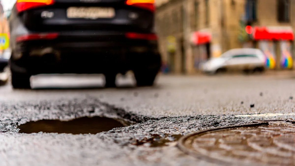 Automobilio stabdymas prieš duobes