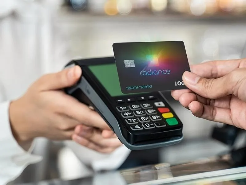 Banko kortelės su OLED ekranais