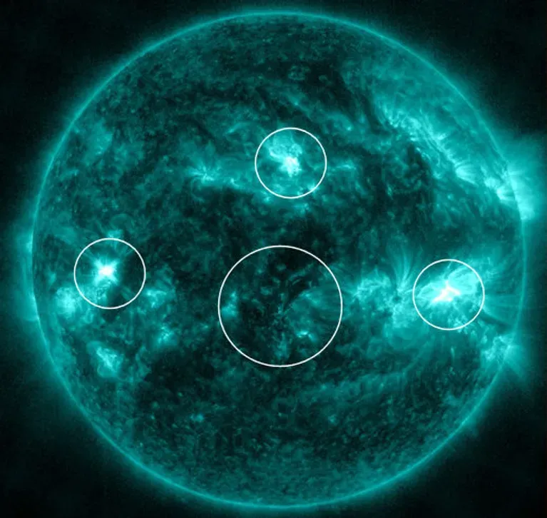 NASA Saulės dinamikos observatorija vienu metu stebėjo keturių Saulės žybsnių sprogimus
