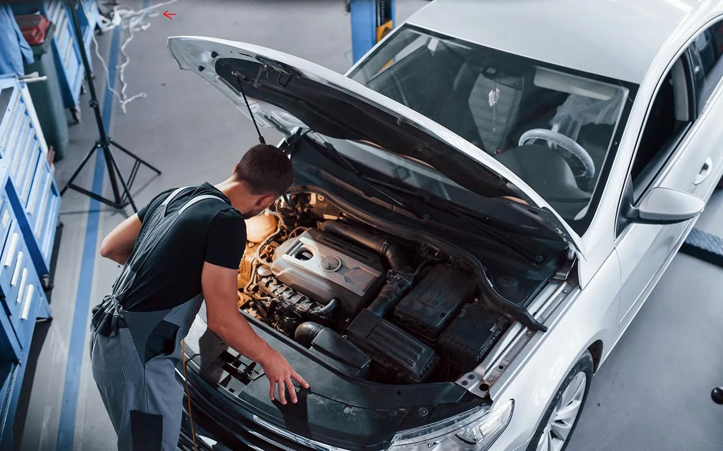 Remontuojamas automobilio variklis