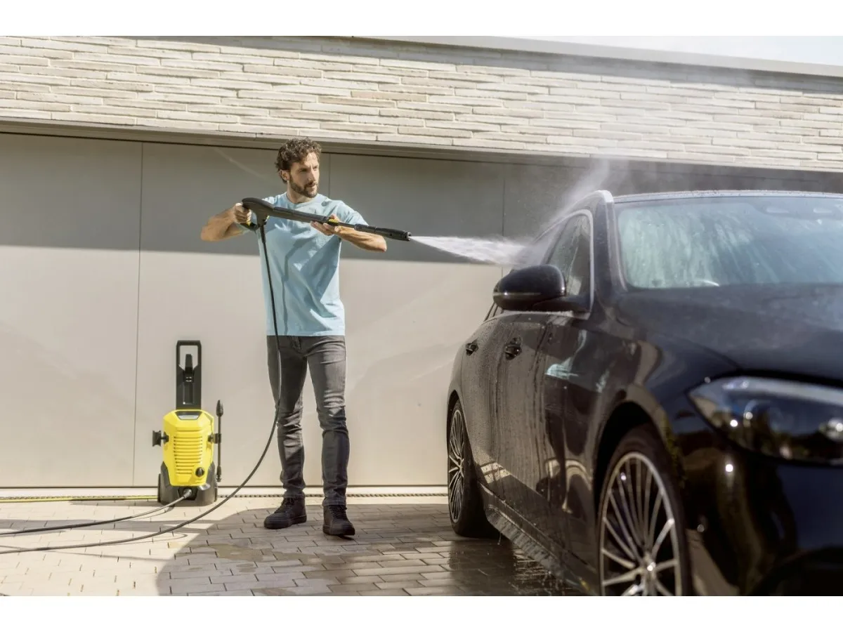 Automobilio plovimas aukštu slėgiu