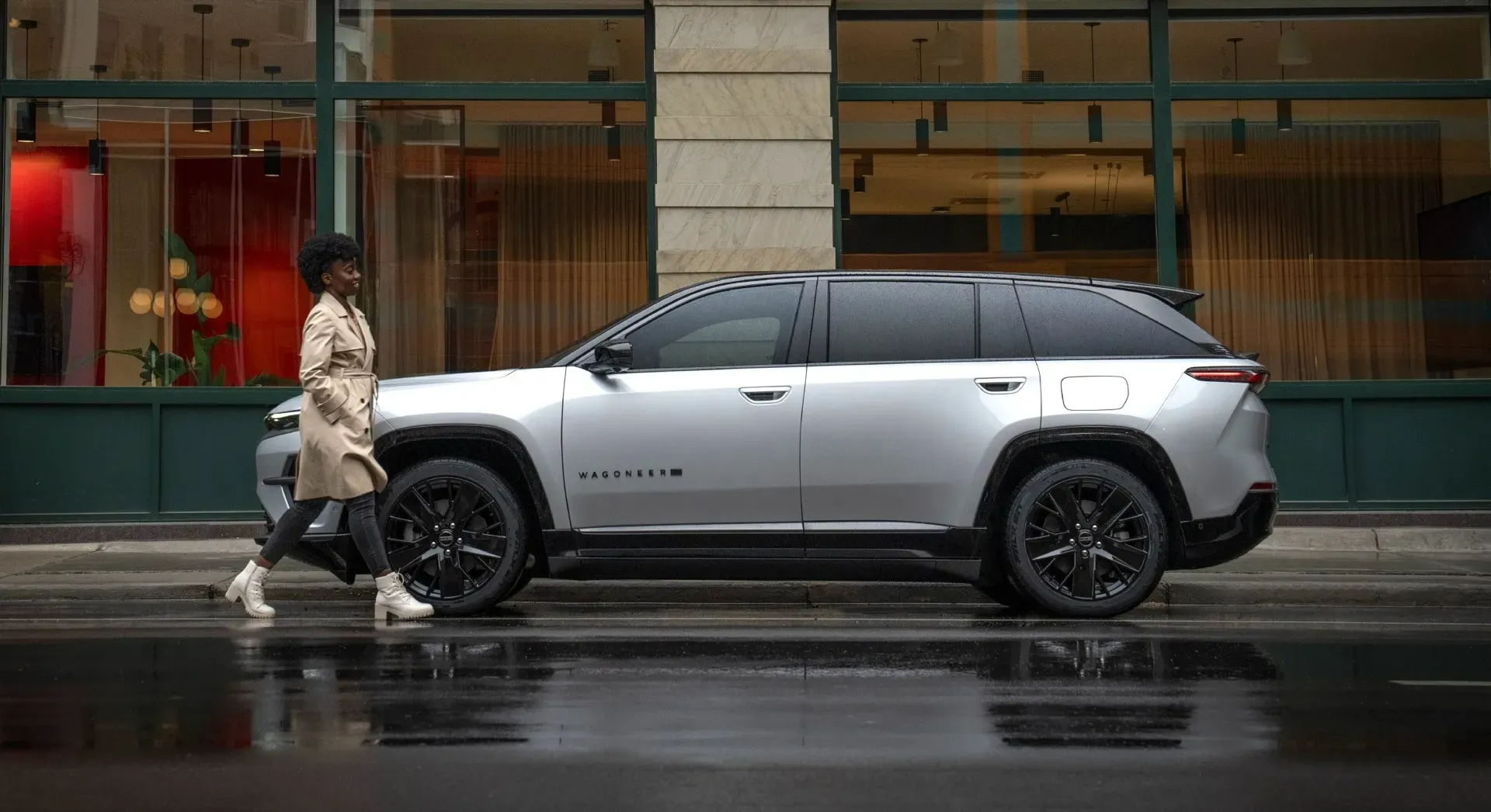 Automobilis be chromuotų detalių