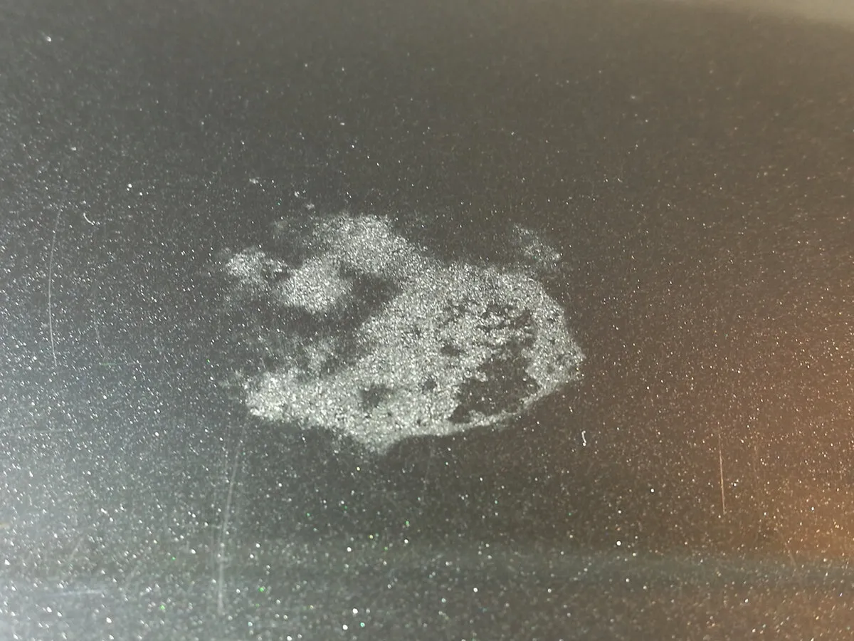 Automobilio kėbulo lako pažeidimas po paukščių išmatų