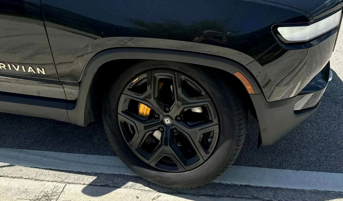 Rivian R1T išniręs ratas