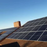 Saulės elektrinės ant namo stogo