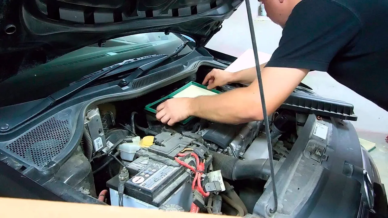 Švarus automobilio oro filtras