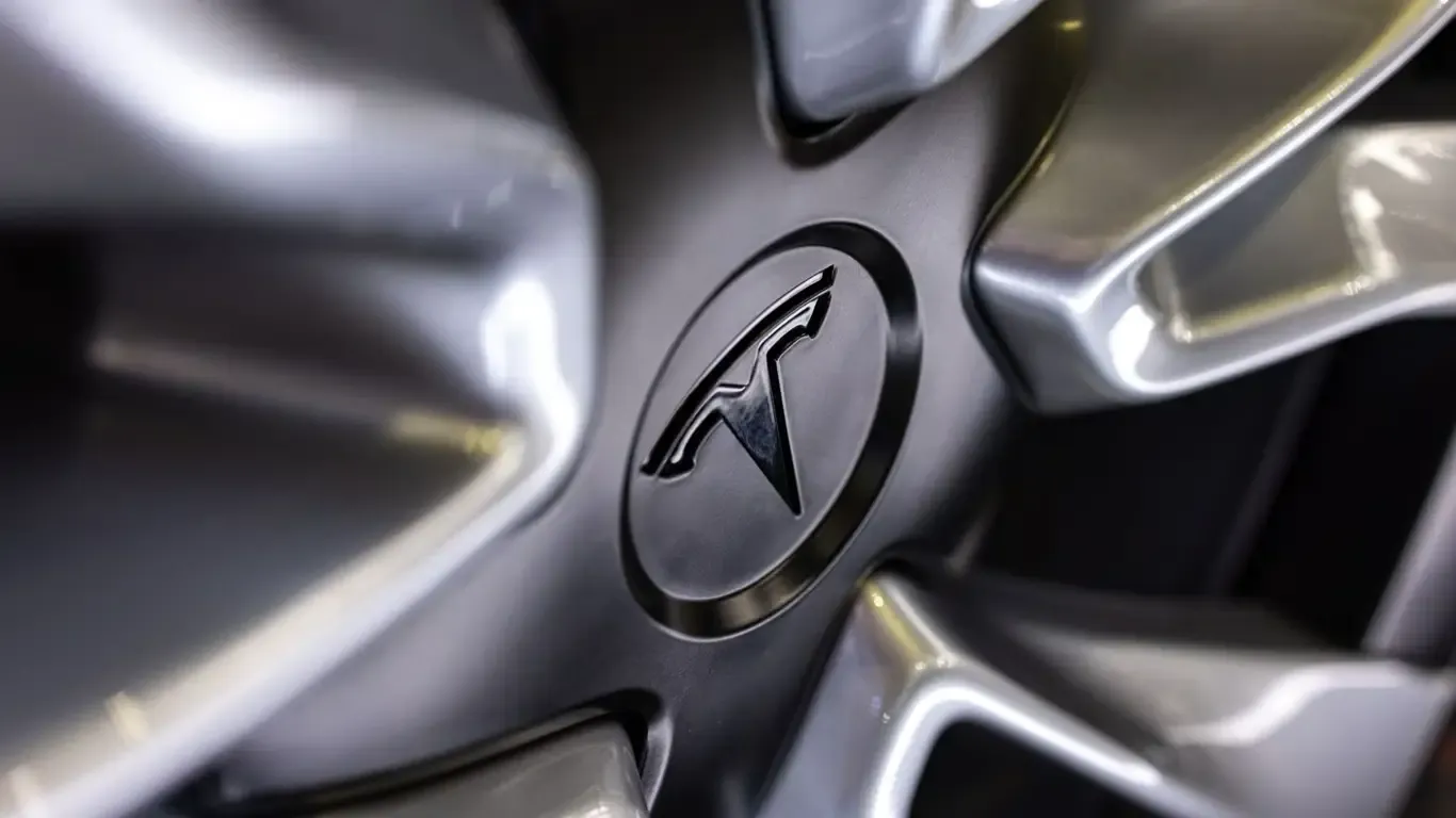 Tesla gamyklos veikla Vokietijoje laikinai stabdoma
