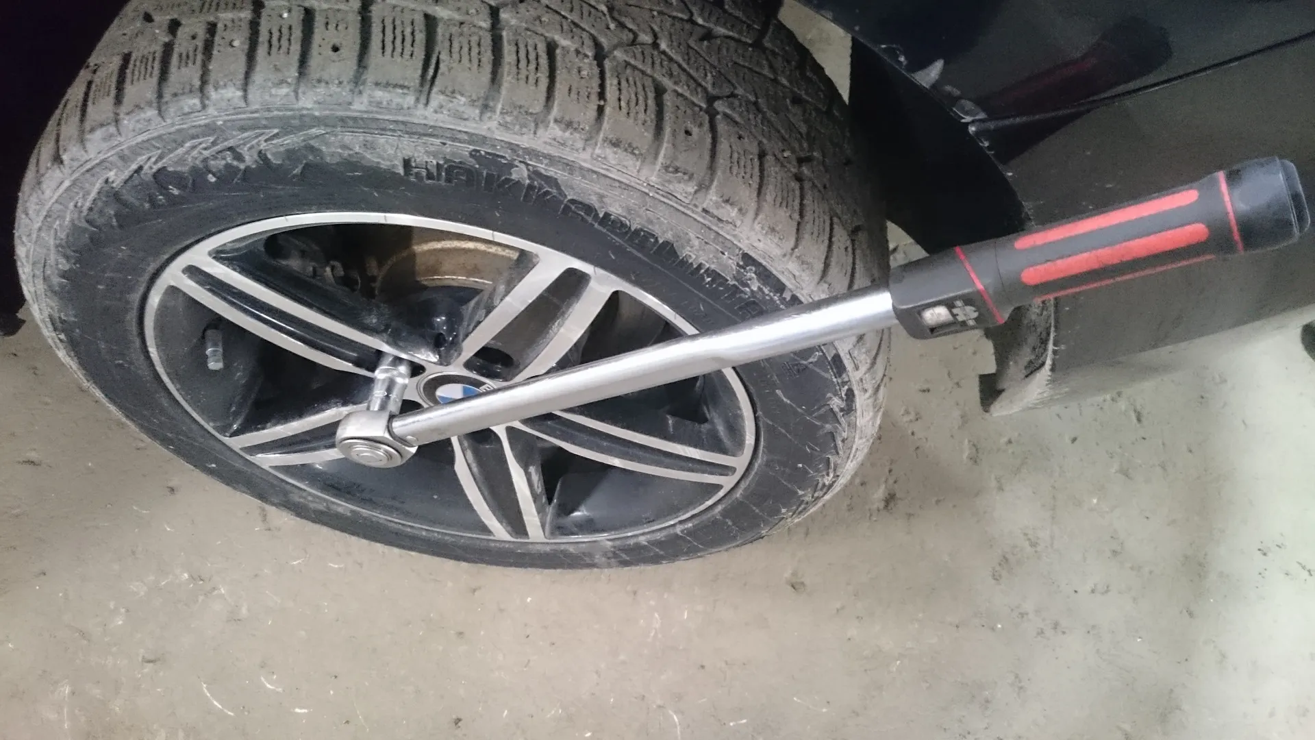 Automobilių ratų veržimas