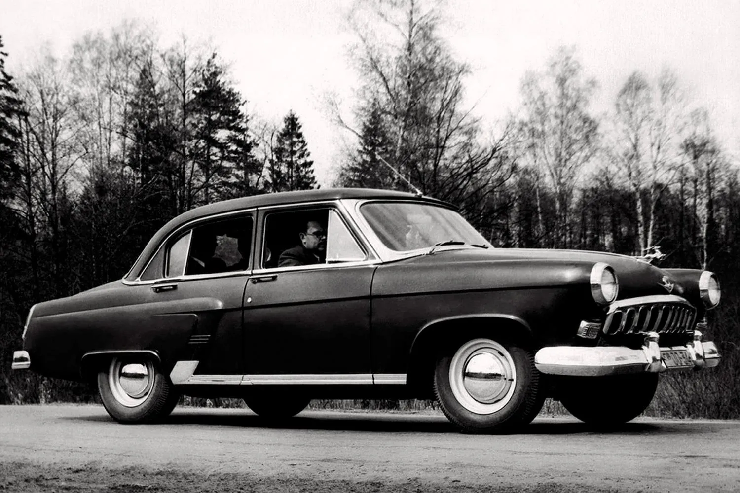 Juodos spalvos sovietinis automobilis