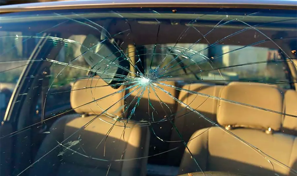 Skilęs priekinis automobilio stiklas