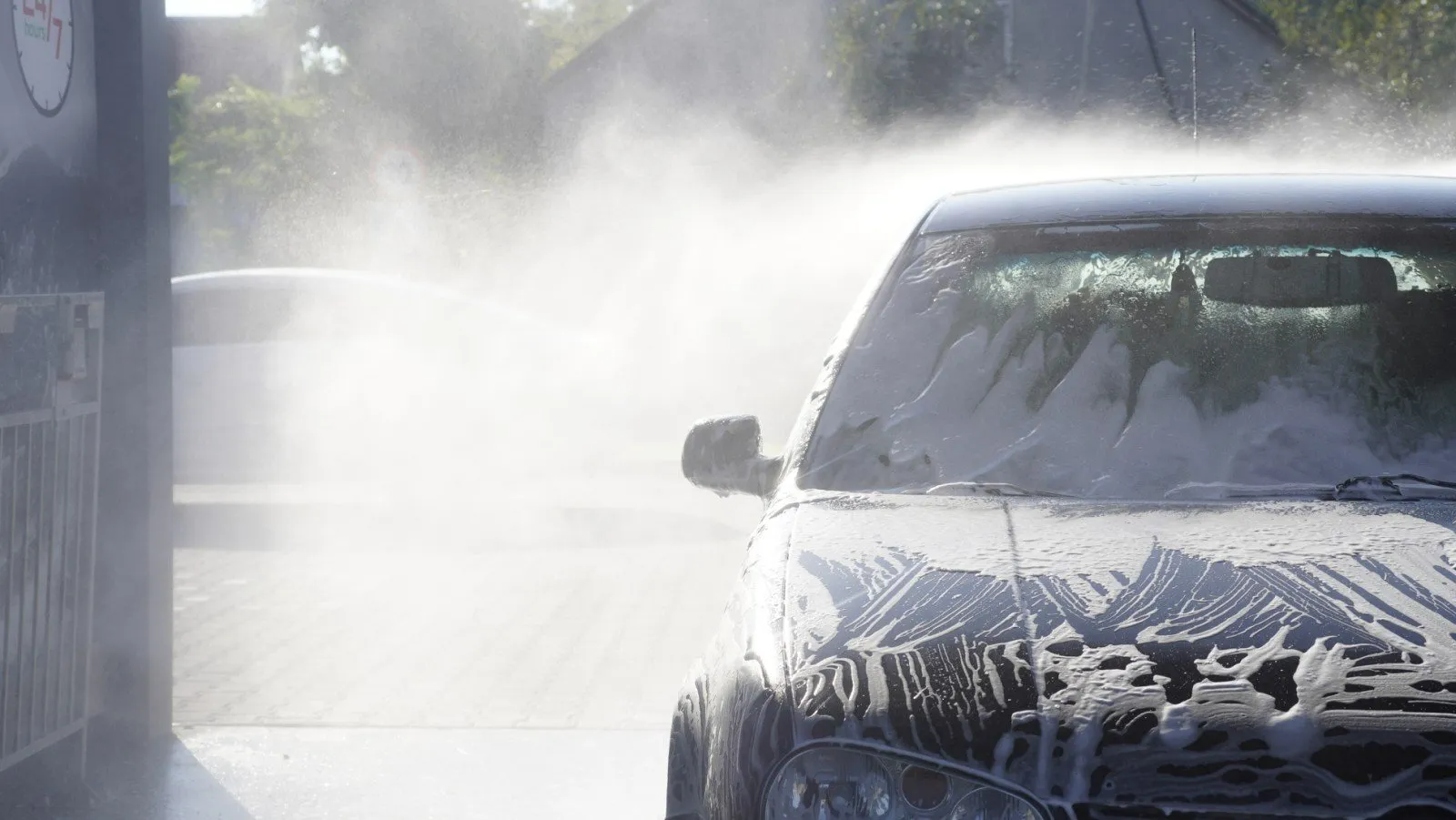 Automobilio plovimas aukštu slėgiu plovykloje